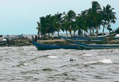  ?? FOTO ?? El mar golpea hoy con mayor fuerza la costa, provocando erosión, muy sentida a todo lo largo de la costa norte del país. La foto fue tomada en el municipio de Necoclí.