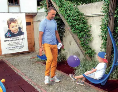  ??  ?? Gabriel Batistuta con il piccolo ospite di una delle strutture della Fondazione Tommasino Bacciotti