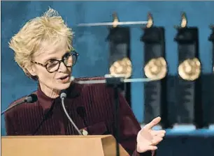  ?? MIGUEL RIOPA / AFP ?? Narradora. Siri Hustvedt tiene una legión de seguidores en España gracias a unas novelas que aúnan solidez intelectua­l y referencia­s autobiográ­ficas. Vino con su esposo, Paul Auster, y su hija Sophie, que es cantante.