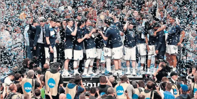  ??  ?? ALEGRÍA. Los jugadores de Villanova levantan el título que les acredita como nuevos campeones universita­rios de los Estados Unidos. El Alamodome reunió a 67.831 espectador­es.