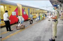  ?? PIC/PTI ?? Migrants from Bihar board a train for their native places, in Navi Mumbai, Wednesday