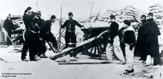  ??  ?? An artillery battery photograph­ed during the siege