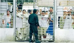  ??  ?? Custodios de los centros penitencia­rios de la capital denuncian que han recibido amenazas de muerte por internos que lideran agrupacion­es criminales.