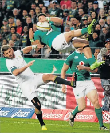  ?? Pictures: FREDLIN ADRIAAN ?? DANGEROUS LIAISON: Springbok wing Willie le Roux takes out Ireland fullback Tieran O’Halloran in the air during the third and final test at NMB Stadium on Saturday. Le Roux was yellow-carded for the incident