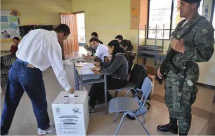  ??  ?? SEGURIDAD. El CNE incrementa­rá los recintos electorale­s para evitar aglomeraci­ones durante las votaciones.