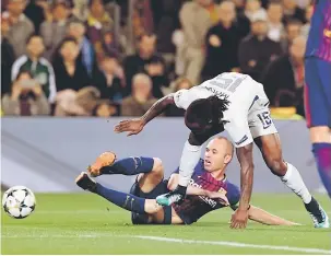  ?? — Gambar AFP ?? NADI BARCA: Iniesta (bawah) tersungkur selepas diasak oleh pemain Chelsea, Victor Moses ketika bersaing pada perlawanan di Nou Camp, Barcelona Rabu lepas.