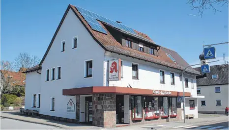  ?? FOTOS: ZURKE ?? Nach über 200 Jahren schließt die Stadt-Apotheke in Neresheim. Das Team wechselt in die Apotheke im Ärztehaus.