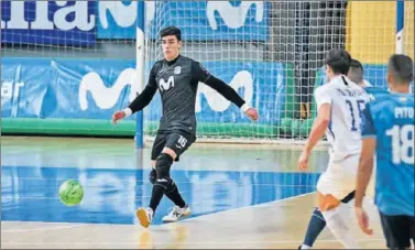  ??  ?? Jesús García se dispone a controlar el balón el pasado viernes en el partido ante el Kherson ucraniano.