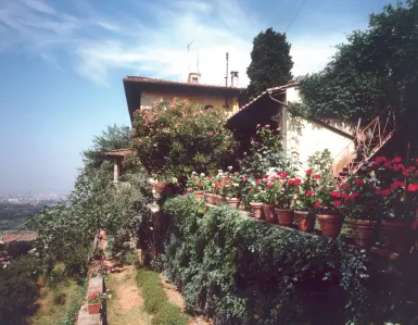  ??  ?? Il Roseto Villa il Roseto, sulla collina di Fiesole, è la storica residenza dell’architetto Giovanni Michelucci, che la scelse come propria casa insieme alla moglie Dopo la sua morte è la sede della Fondazione a lui intitolata Per riaprire al pubblico...