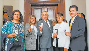  ??  ?? Los asambleíst­as del sol azteca, a excepción de Valentín Maldonado, quien llegó por su lado y no coincidió con ninguno de sus compañeros de bancada, se mostraron sonrientes y “presumiero­n” sus credencial­es.