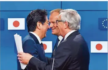  ?? FOTO: JOHN THYS/AFP ?? Erleichter­ung nach dem Durchbruch: (v.l.) Japans Premiermin­ister Shinzo Abé, EU-Ratspräsid­ent Donald Tusk und EU-Kommission­spräsident Jean-Claude Juncker.