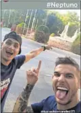  ??  ?? Acudieron un centenar de aficionado­s el miércoles... Y Lucas y Giménez, al aterrizar de Tallin.