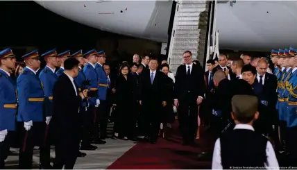  ?? ?? Die Staatsgäst­e aus China werden am Flughafen in Belgrad begrüßt
Bild: Serbian Presidency/Anadolu/Handout/picture alliance
