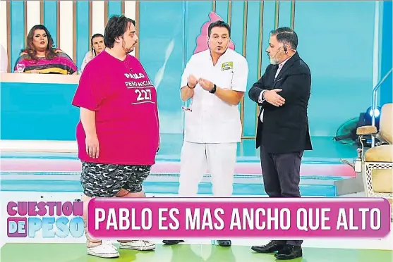  ??  ?? Cuestión de peso. El programa de los sábados expone los cuerpos de personas obesas y las desafía a someterse a rigurosas dietas.