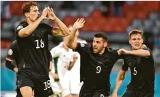  ?? Foto: Lukas Barth, dpa ?? Deutschlan­ds Leon Goretzka bejubelt sein Tor zum 2:2 mit Kevin Volland und Joshua Kimmich auf eine ganz besondere Art.