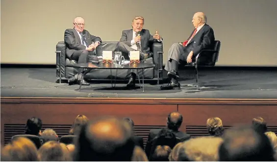  ?? FERNÁNDEZ ?? A sala llena. El politólogo Natalio Botana y el editor general de Clarín, Ricardo Kirschbaum, acompañaro­n a Sanguinett­i en el Malba.