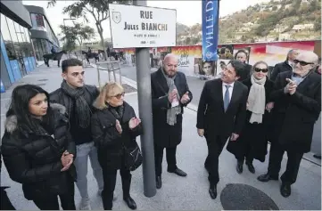  ?? (Photo Franck Fernandes) ?? Une inaugurati­on de rue toute en émotion, en présence de la famille du pilote.