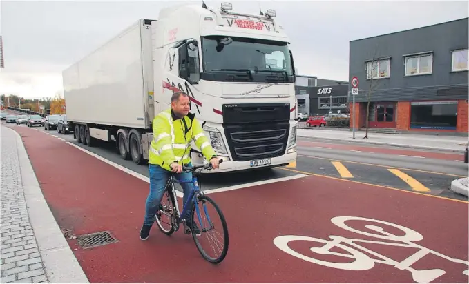  ?? BEGGE FOTO: PER ARNE RENNESTRAU­M ?? TOK IKKE SJANSEN: Frode Bjønnes tok ikke sjansen på å stille seg rett foran denne lastebilen.