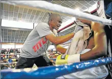  ?? Picture: MARK ANDREWS ?? BACK IN FRAME: Mthatha boxer Siseko ‘Majaivana’ Makeleni, seen with former trainer Mthetho Dumezweni, will defend his Eastern Cape junior- lightweigh­t belt