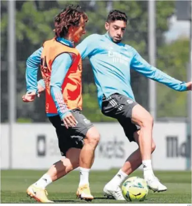  ?? EFE ?? Modric y Fede Valverde, en un lance del entrenamie­nto de ayer del Madrid en Valdebebas.