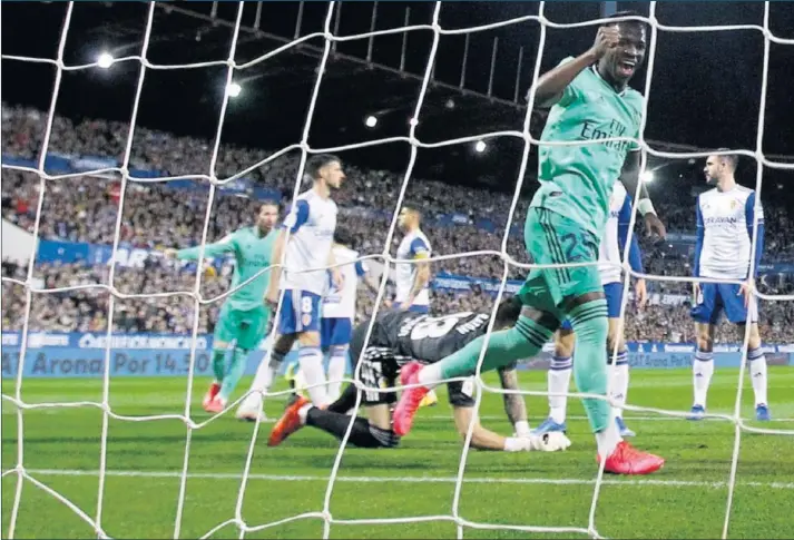  ??  ?? Vinicius celebra el primer gol del encuentro, obra de Varane. El brasileño dejó pasar el balón y el francés abrió el marcador con un remate con la zurda.