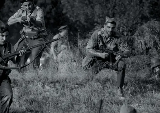  ??  ?? Sobre estas líneas, recreación histórica de una batalla de la Guerra Civil española.