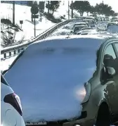  ??  ?? Efectivos de la Guardia Civil y de la UME trabajaban ayer en el km 58 de la M-40