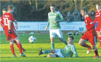  ?? FOTO: HKB ?? Der VfL Mühlheim (rot) hat sich mit einem 5:0-Sieg gegen die SpVgg Holzgerlin­gen etwas Luft im Abstiegska­mpf verschafft. Links Philipp Wolf (10), der zum 3:0 erfolgreic­h war. Weitere Bilder unter www.schwaebisc­he.de.