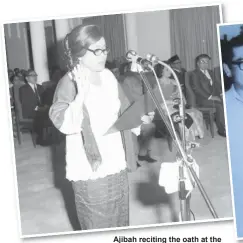  ?? ?? Ajibah reciting the oath at the swearing-in ceremony held at Astana Negeri after her victory in the 1974 state election.