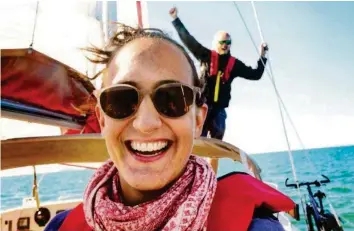  ??  ?? Das Paar hat sich einen Katamaran gekauft und segelt zurzeit auf dem Mittelmeer. Video: Caro Glauser und Devon Rooschüz erzählen auf 20minuten.ch von ihrem Abenteuer.