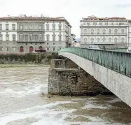  ??  ?? In estate il corso dell’Arno sarà deviato per rifare il pilone del ponte Vespucci che ha dato segno di cedimenti