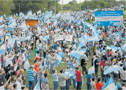  ??  ?? Banderazo. En Santa Fe, las ciudades de Avellaneda y Reconquist­a se alzaron contra la expropiaci­ón.