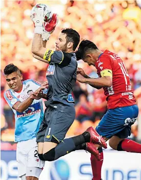  ?? AFP ?? Sebastián Viera tuvo una gran actuación en la final de anoche ante Medellín.