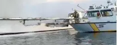  ?? Foto: Capt. Paul Amaral, TowBoatUS Ventura, dpa ?? Auf diesem Videostand­bild ist links das Ausflugssc­hiff „Conception“zu sehen, kurz bevor es vor Santa Cruz versank.