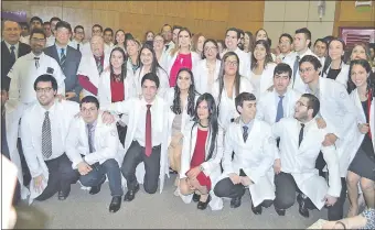  ??  ?? Los médicos que ayer recibieron su primer guardapolv­o blanco tras seis años de entrenamie­nto.