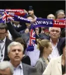  ?? AFP ?? Miembros del Parlamento Europeo sostienen bufandas en la muy emotiva sesión.