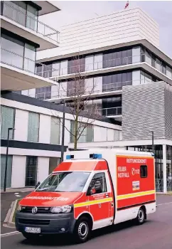  ??  ?? Ein Rettungswa­gen an der Zentralen Notaufnahm­e der Düsseldorf­er Uniklinik. Das Krankenhau­s verzeichne­te 2017 einen MRE-Ausbruch.