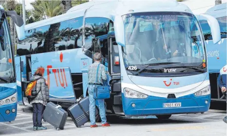  ?? FOTO: CLARA MARGAIS/DPA ?? Mit dem Bus werden die Touristen vom Flughafen in Palma de Mallorca zu ihren gebuchten Hotels auf der Balearenin­sel gebracht.