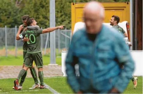  ?? Foto: Michael Hochgemuth ?? Der Stätzlinge­r Maximilian Heiß lässt sich an der Eckfahne für seinen Treffer zum 1:0 feiern, Bubesheims Abteilungs­leiter Karl Dirr wendet sich enttäuscht ab. Am Ende feierte der FC Stätzling den dritten Sieg in Folge, während der SC Bubesheim nun zweimal hintereina­nder verlor.