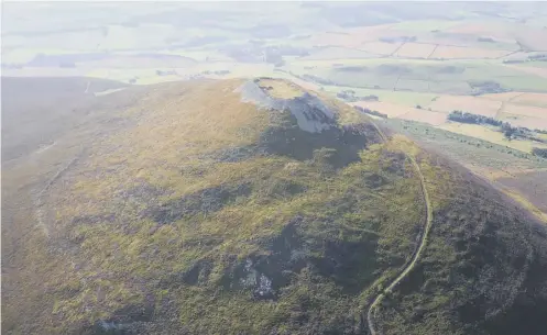  ?? PICTURE: PA ?? 0 Tap O’ Noth hill in Aberdeensh­ire where archaeolog­ists have unearthed a ‘mind-blowing’ Pictish site