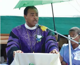  ??  ?? African Methodist Episcopal Church (AME)’s Reverend Ronnie Elijah Brailsford addresses parents, pupils and guests at Sizane High School