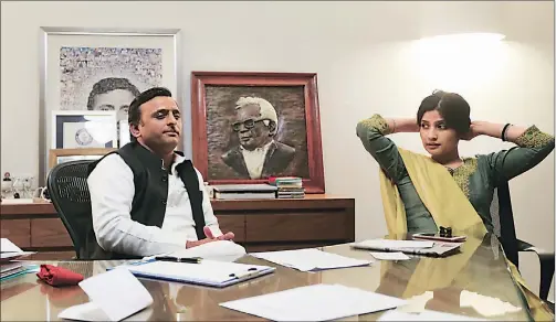  ?? Vishal Srivastav ?? Akhilesh Yadav with his wife Dimple, Samajwadi Party MP from Kannauj, at the chief minister’s residence in Lucknow.