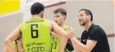  ?? FOTO: IMAGO IMAGES/EIBNER ?? Trainer Domenik Reinboth (rechts) mit seinen US-Profis Christian Oshita (links, verdeckt), Kameron Hankerson (Nummer 6) und Jack Pagenkopf (Mitte).