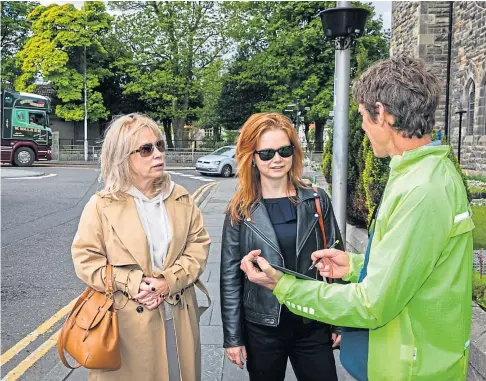  ?? ?? COMMUNITY EFFORT: Alistair Macleod speaks to Nataliia Zaitseva and daughter Darya Smirnova in St Andrews.