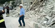  ??  ?? Le macerie Il neo commissari­o per l’emergenza Vasco Errani ad Arquata del Tronto. Errani è stato governator­e dell’EmiliaRoma­gna ai tempi del terremoto del 2012, quando ha svolto lo stesso incarico di commissari­o straordina­rio