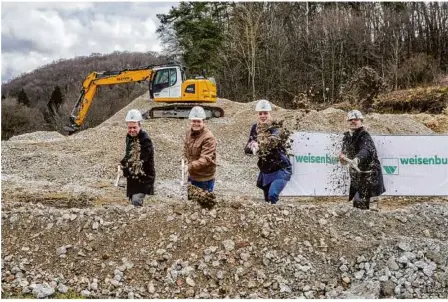  ?? Foto: Rudi Penk ?? Spatenstic­h am Baderhölzl­e: (von links) Thomas Schöpplein von der Kreisspark­asse, OB Michael Salomo, Manuel Teipel vom Bauunterne­hmen Weisenburg­er und Tobias Schlauch von der BW Projektlei­tungsgmbh.