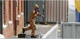  ?? Matt Dunham / Associated Press ?? Investigat­ors in Salisbury, England, inspect a shelter for the homeless near where the former Russian spy Sergei Skripal and his daughter were found critically ill. Suspicions have turned toward current or former agents of a Russian military...