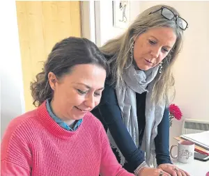  ??  ?? INSPIRATIO­NAL: Leonie Gordon, right, coaching with Susan Urquhart