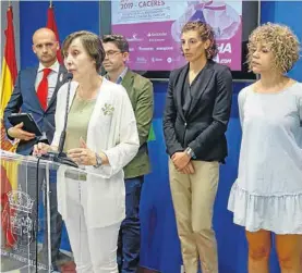  ?? FRANCIS VILLEAS ?? Organizado­res en la presentaci­ón de la carrera contra el cáncer, ayer.