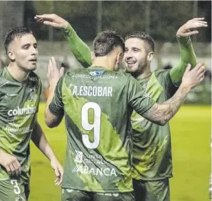  ?? EFE ?? El Arenteiro dio la sorpresa en la Copa y se cargó al Almería, pese al buen partido de Ramazani. Junto al Cádiz, son los dos equipos de Primera que cayeron ayer
//